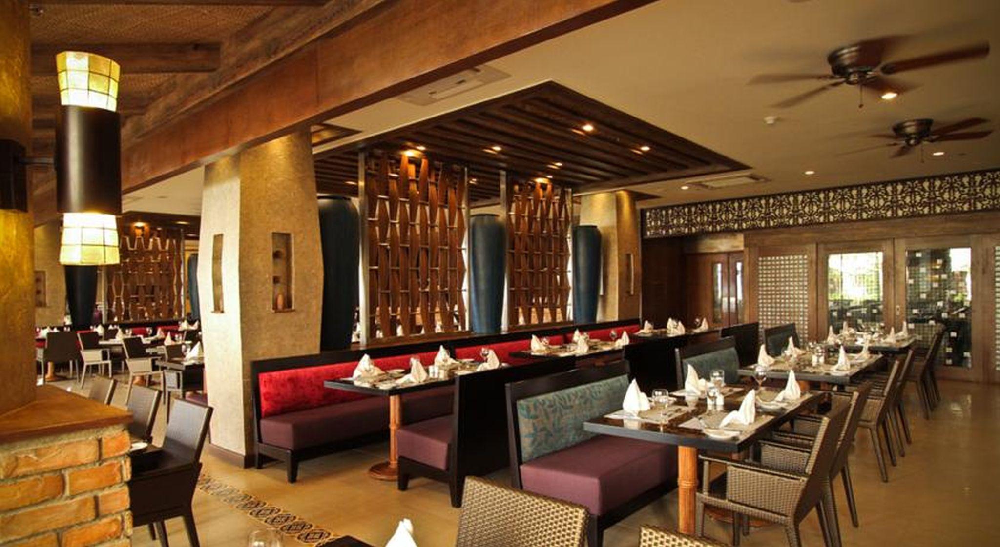 The Bellevue Resort Panglao Exteriör bild The interior of a restaurant