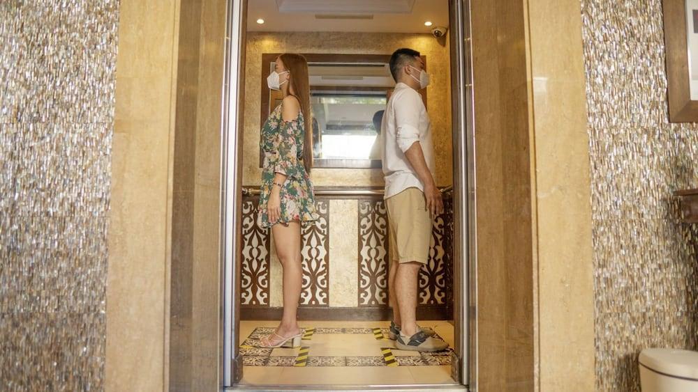 The Bellevue Resort Panglao Exteriör bild Social distancing in an elevator