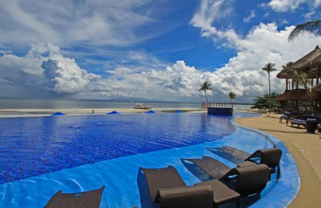 The Bellevue Resort Panglao Exteriör bild Infinity pool at the Shangri-La's Tanjung Rhu Resort, Langkawi, Malaysia