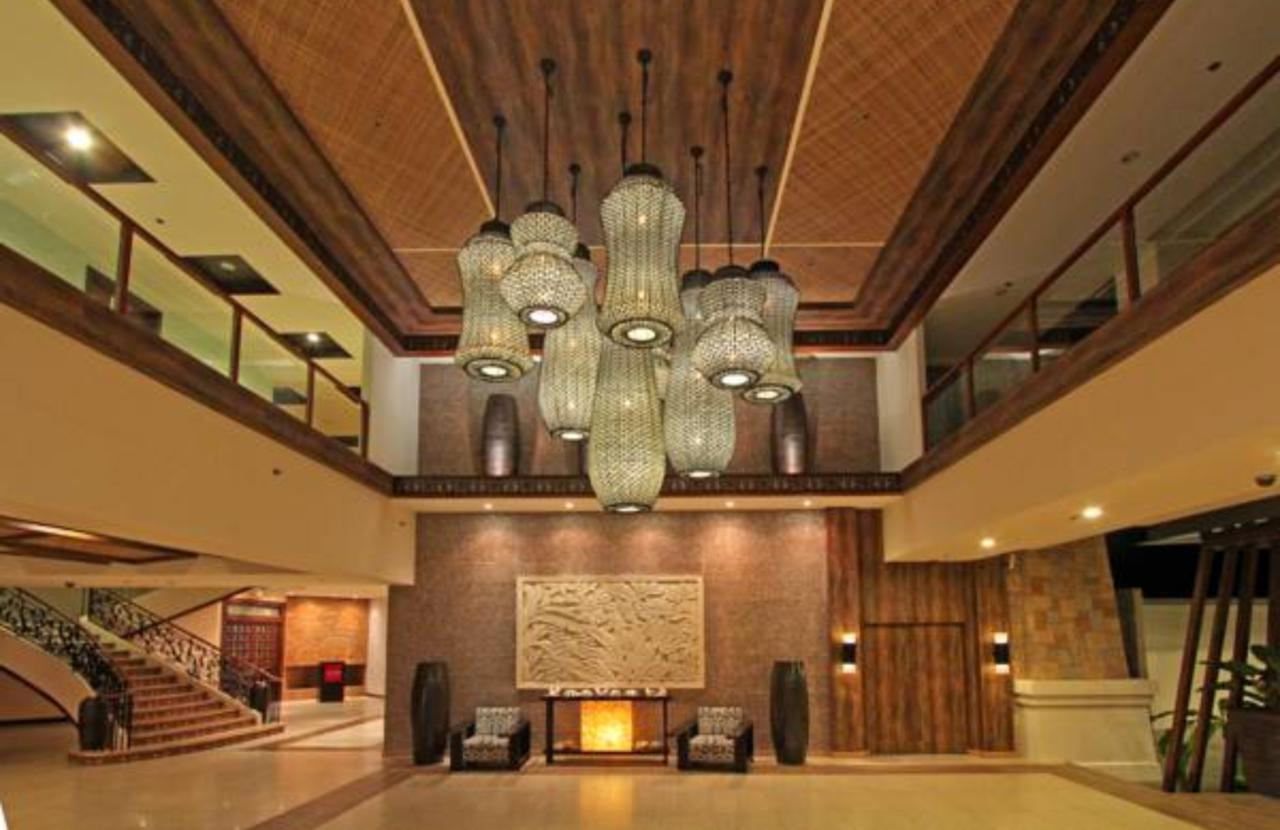 The Bellevue Resort Panglao Exteriör bild The lobby of the hotel