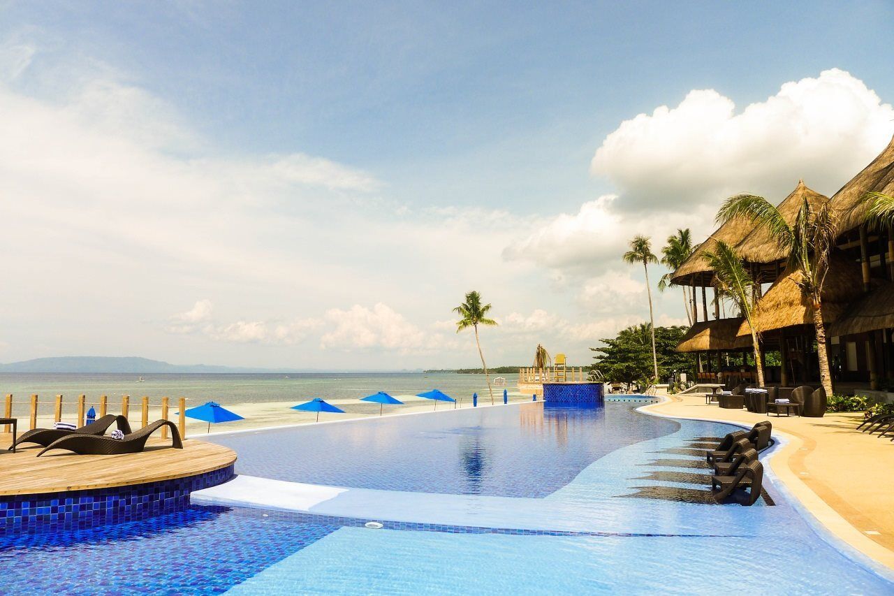 The Bellevue Resort Panglao Exteriör bild Infinity pool at the beach